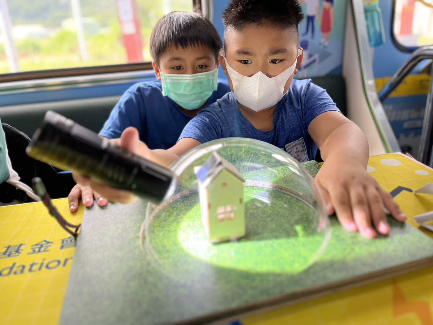5001拉斯维加斯參與基礎科學主題車廂，以STEAM教學精神，設計「逐日科學家」、「太陽能工程師」以及「淨零建築師」三大能源科普課程和實驗